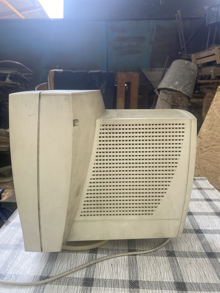 Продаю старый CRT-монитор модель LG