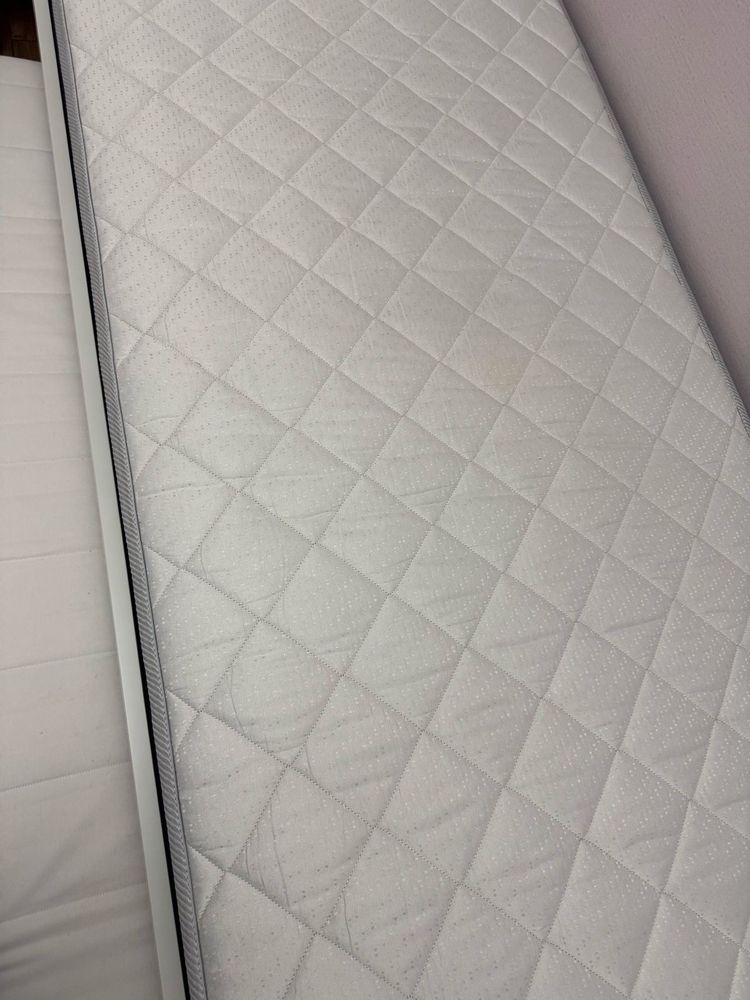 Кровать Ikea двухспальная с выдвижным спальным местом