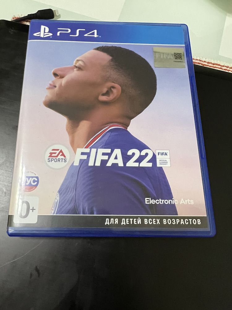 Продам ps4 в отличном состоянии + фифа 24 человек паук ufc в подарок