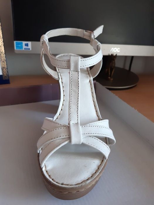 Продам женские босоножки