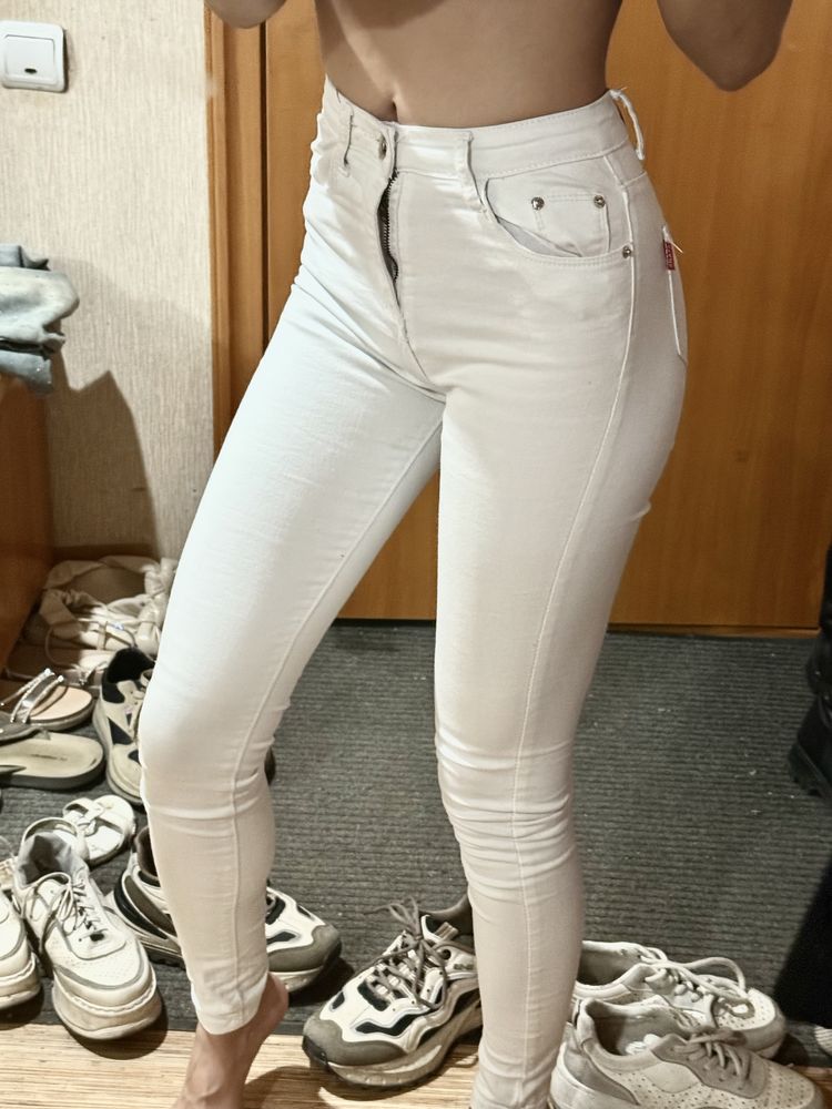 Джинсы скинни, белые