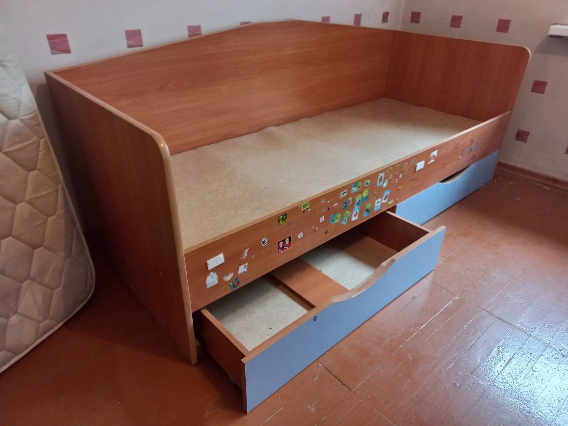 Продам 2 односпальные кровати, 2 матраца (самовывоз)