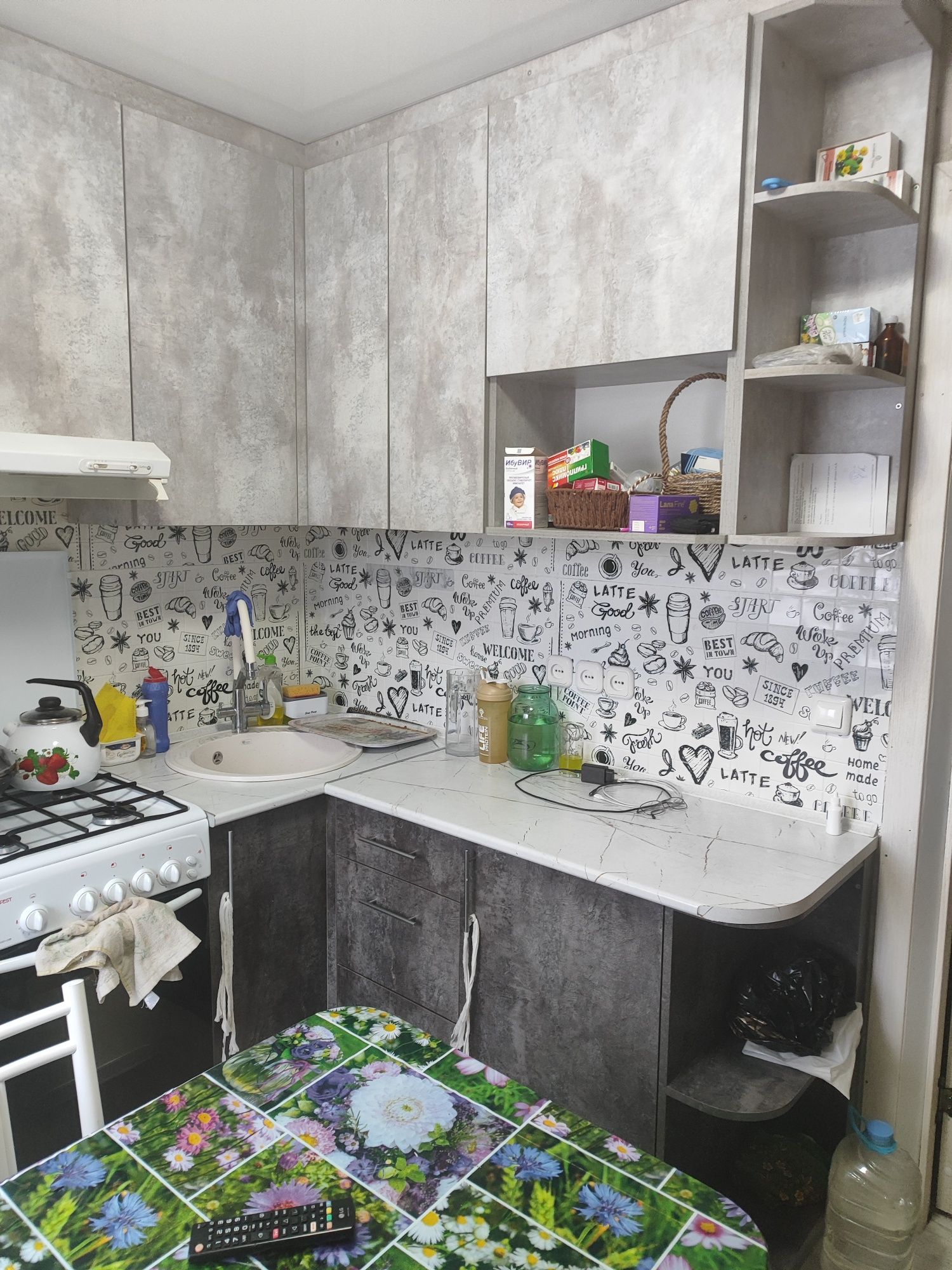 Продам 2 комнатную квартиру ремонт средний но  свежий