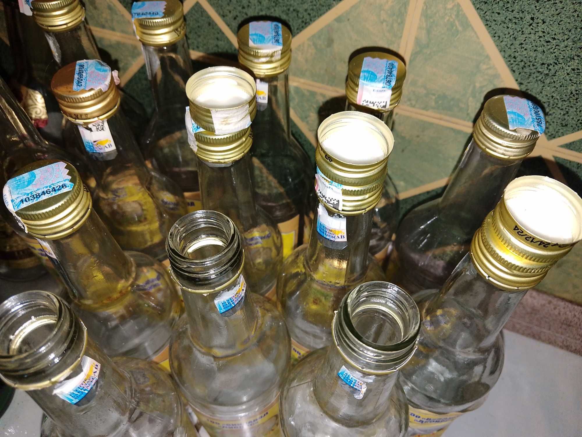 ПРОДАМ СТЕКЛЯННЫЕ БУТЫЛКИ от водки/вина ТАЛАС/АГДАМ! Винтовые . Чистые
