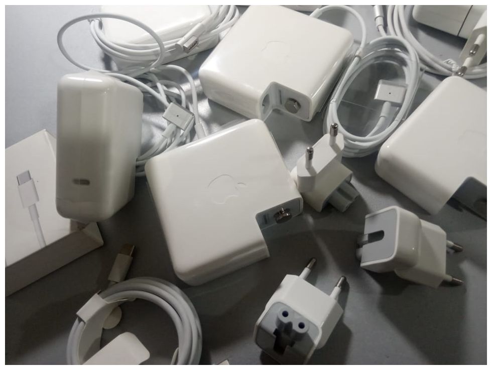на MacBook 60W - зарядка, блок питания .