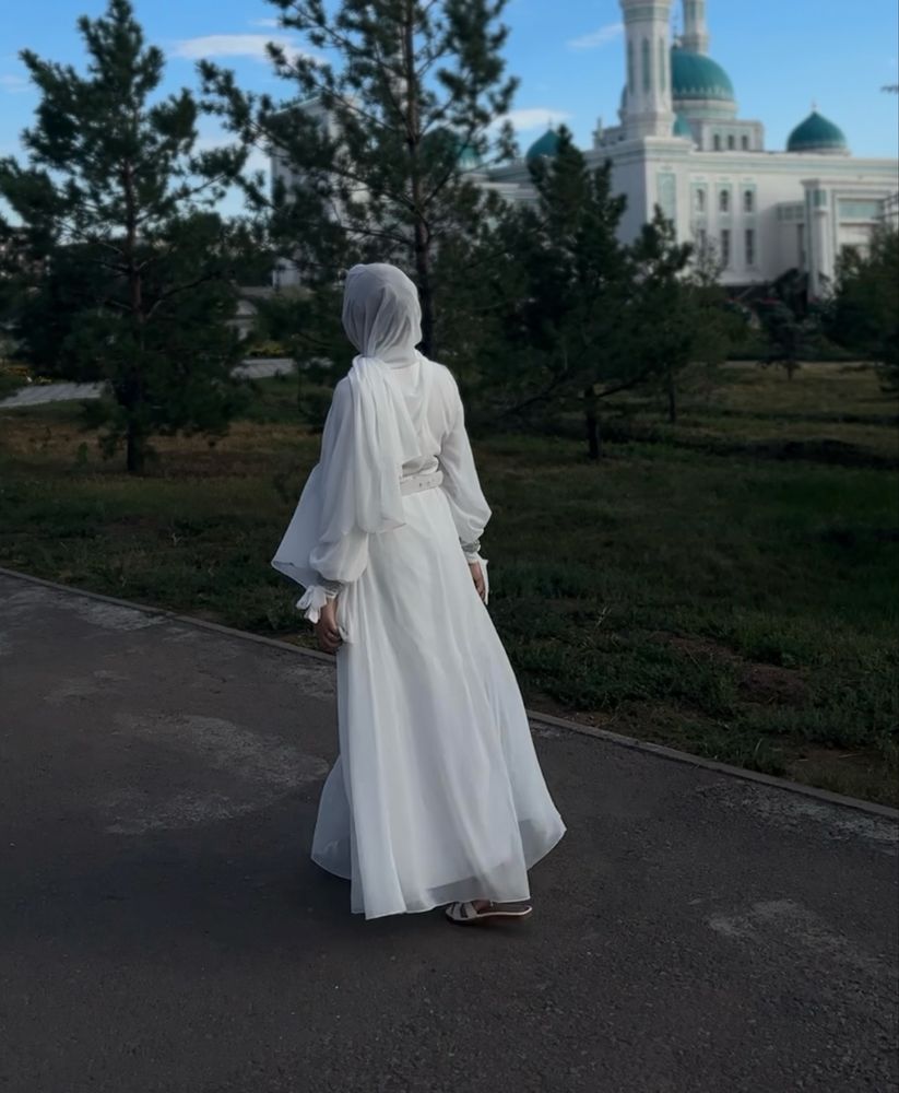 Прдаю платье белое на никях и тд