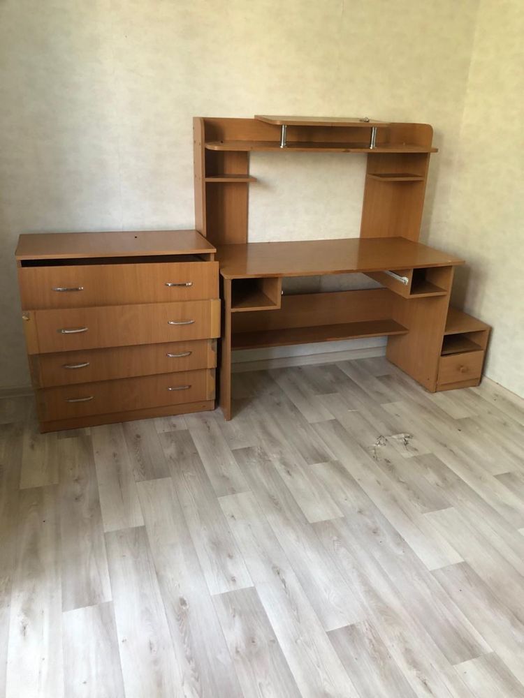 Продаю стол и камод
