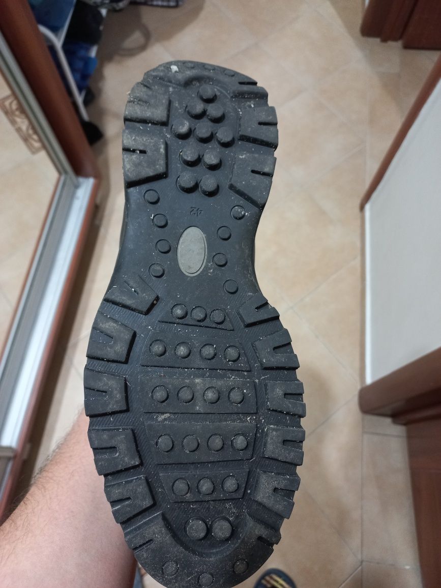 Продам турецкий мужской зимний кожанный обувь.