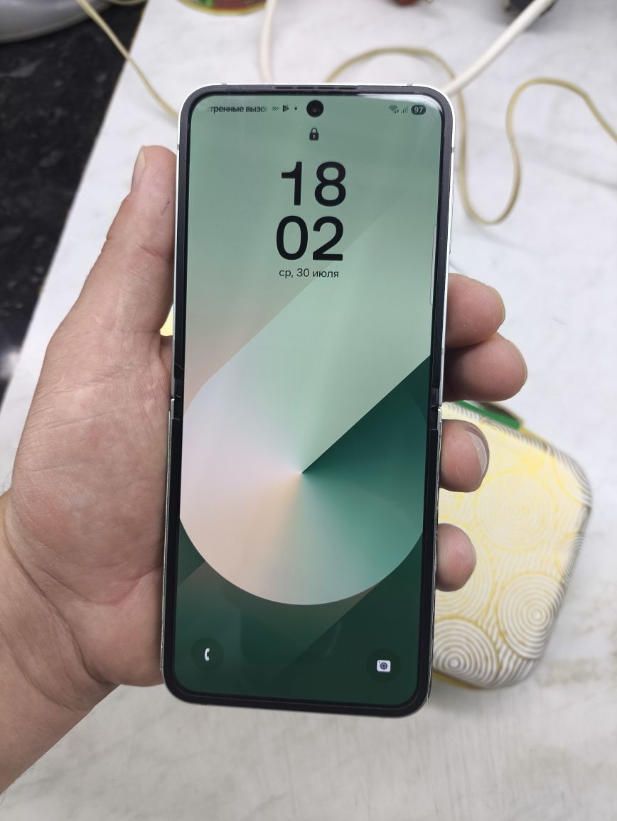 Samsung Z flip 6 2024 год/12/256/4к 60/сек/в идеале как НОВЫЙ.рассрочк