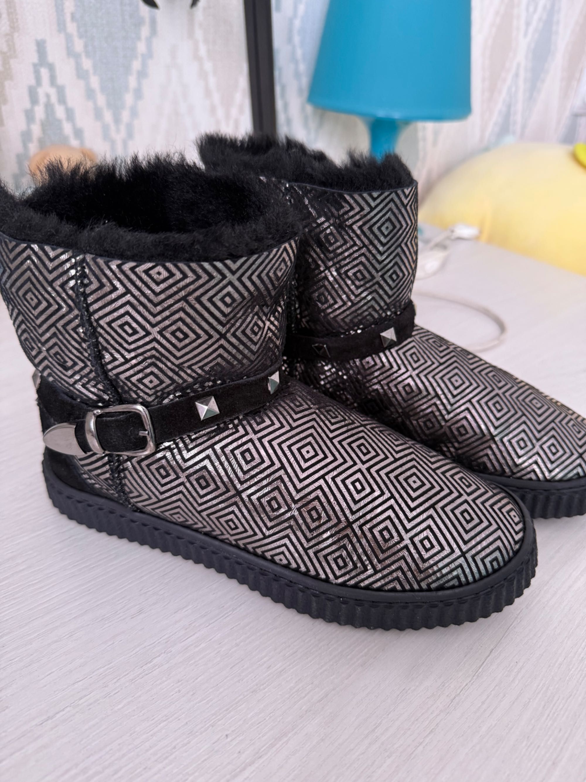Продам угги на девочку