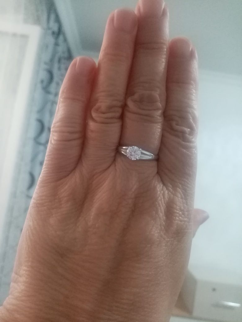 Продам 2 серебренных кольца