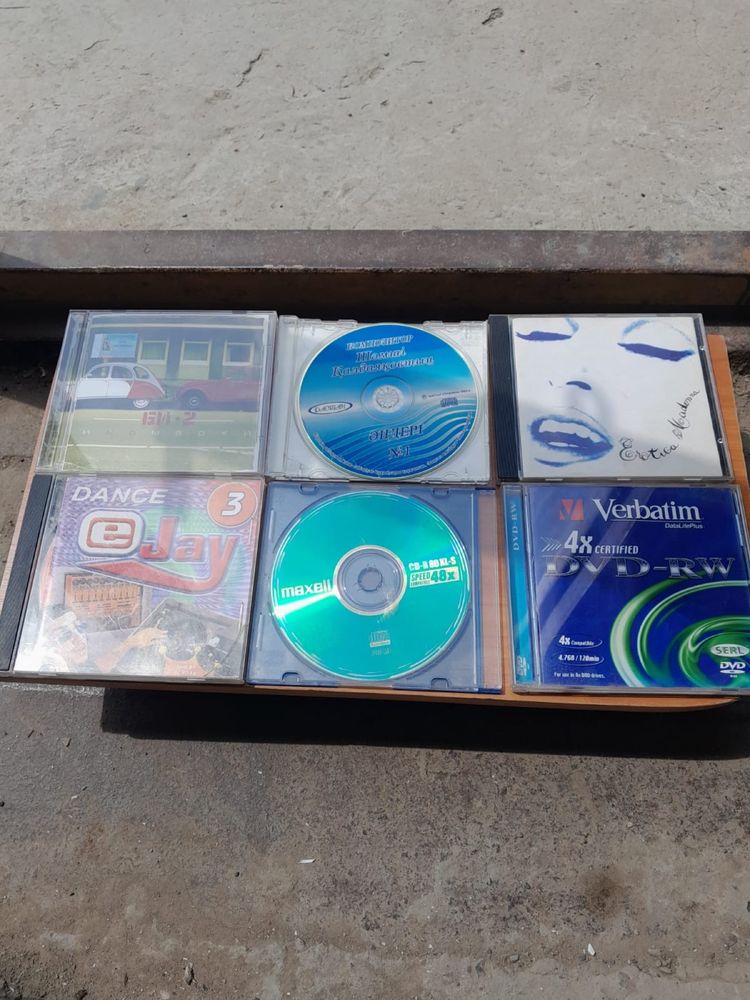 Диски DVD и кассеты VHS