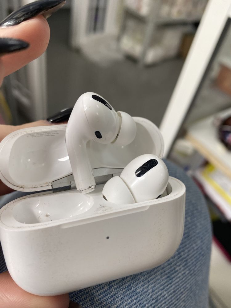Продам оригинал наушники AirPods 2 и зарядку отригинал