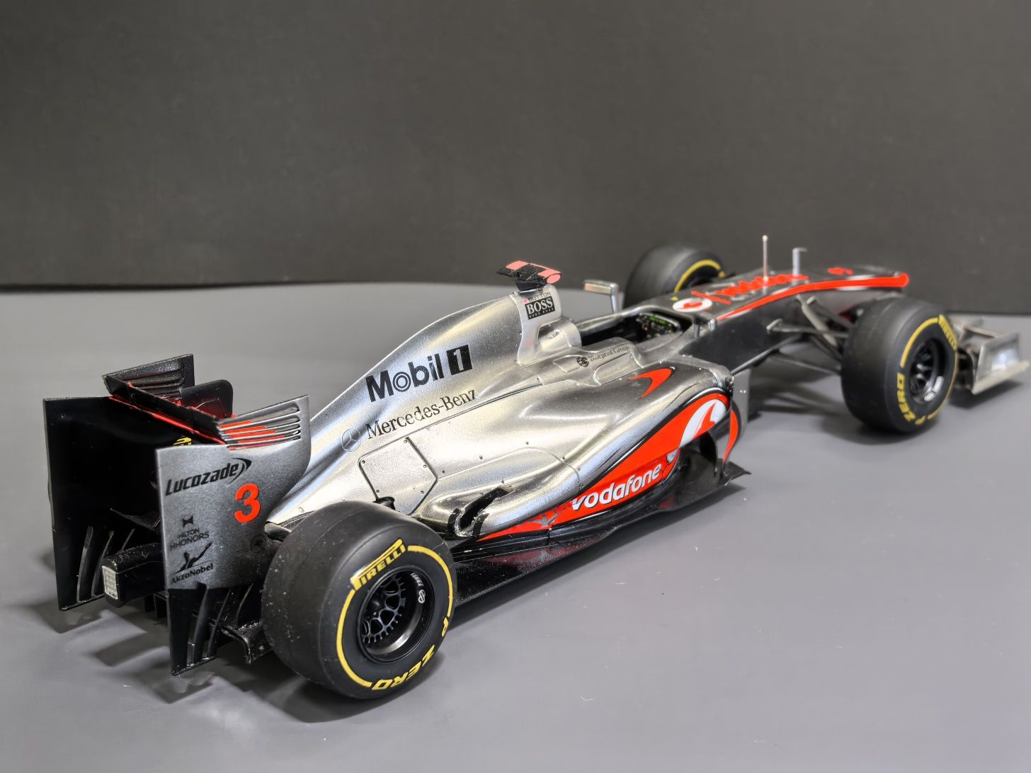 Модель болида формула-1 mercedes McLaren MP4/27