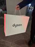 Фирменный пакет и расчески DYSON