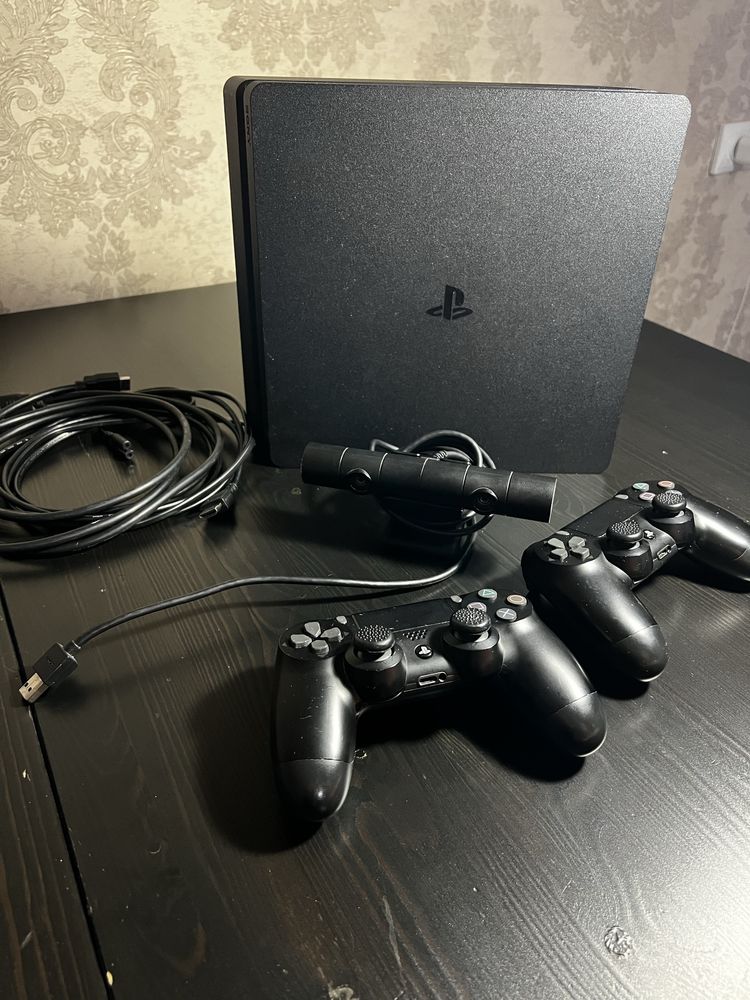 Продаю PlayStation 4 с 2 джойстиками и 7 играми - отличное состояние!