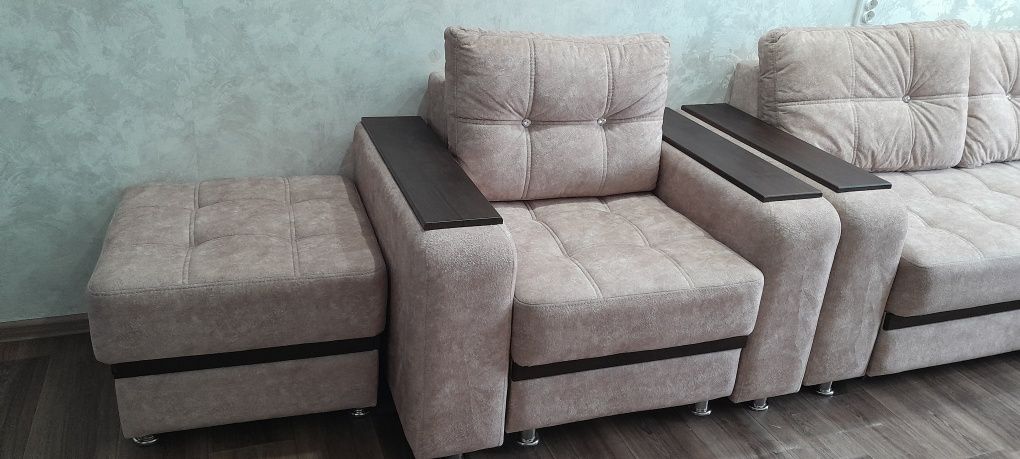Продам мягкий уголок,угловой диван,кресло и пуфик,в хорошем состоянии,