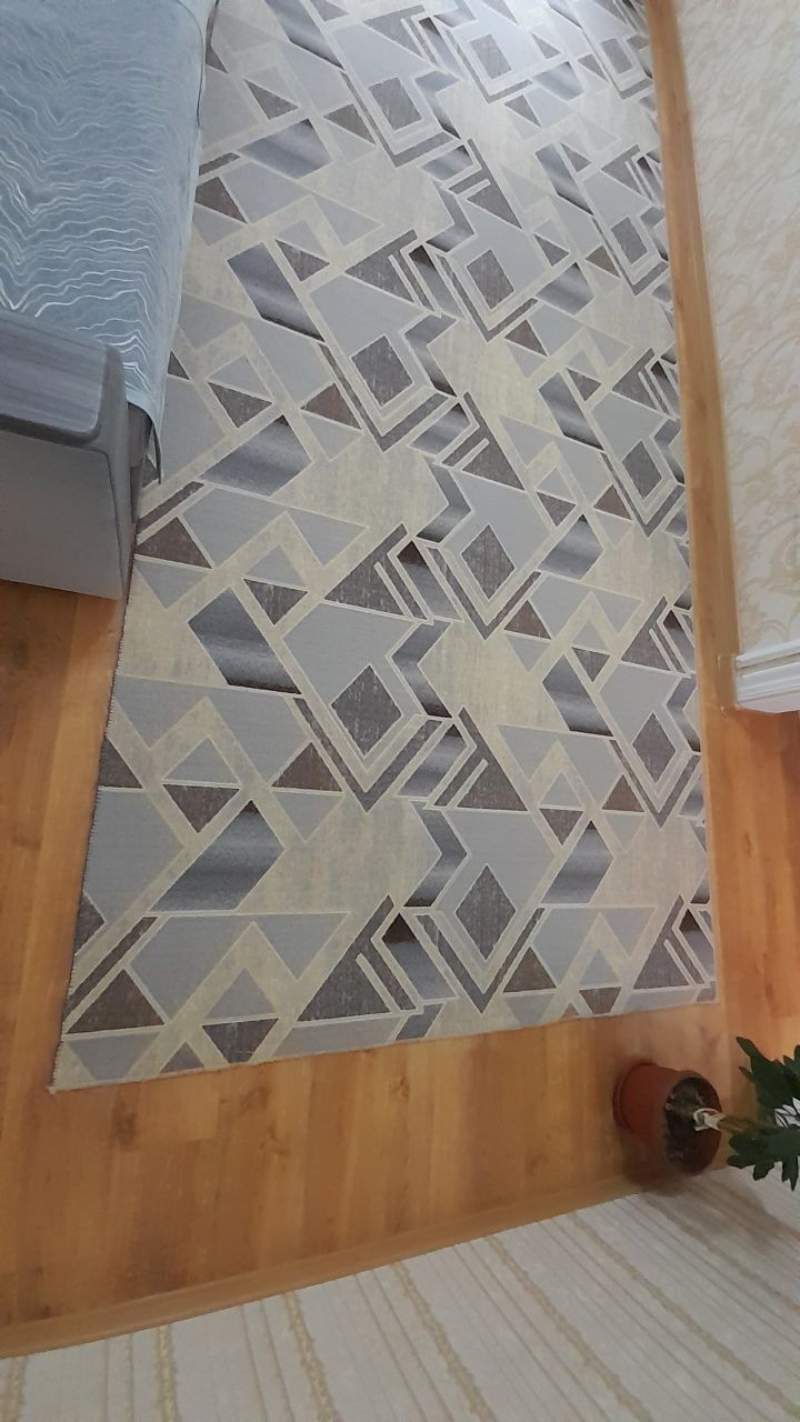 Почти новый палас