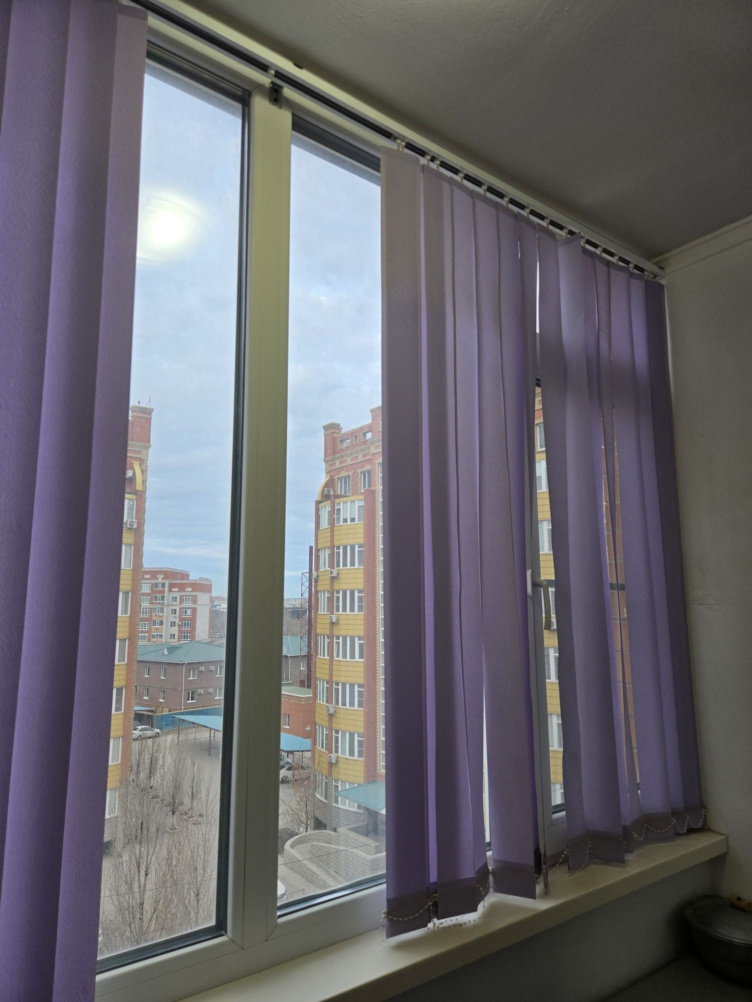 Продам вертикальные жалюзи , состояние хорошее,  сиреневый цвет .Недор