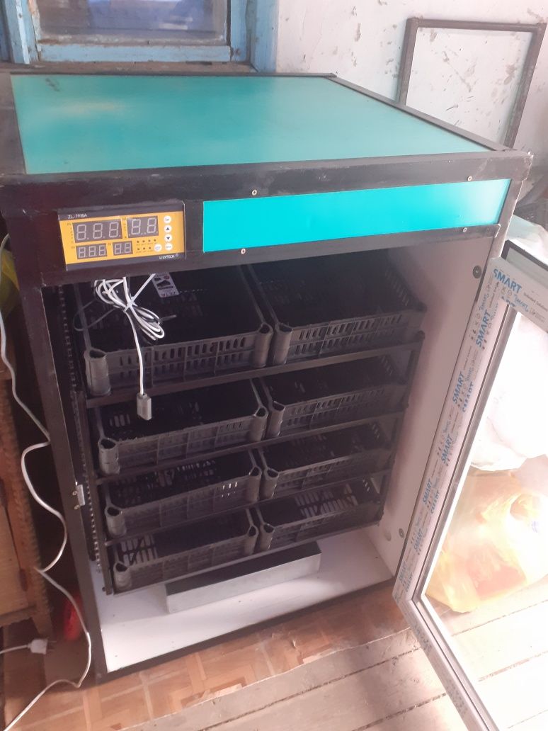 Продам аппарат инкубатор