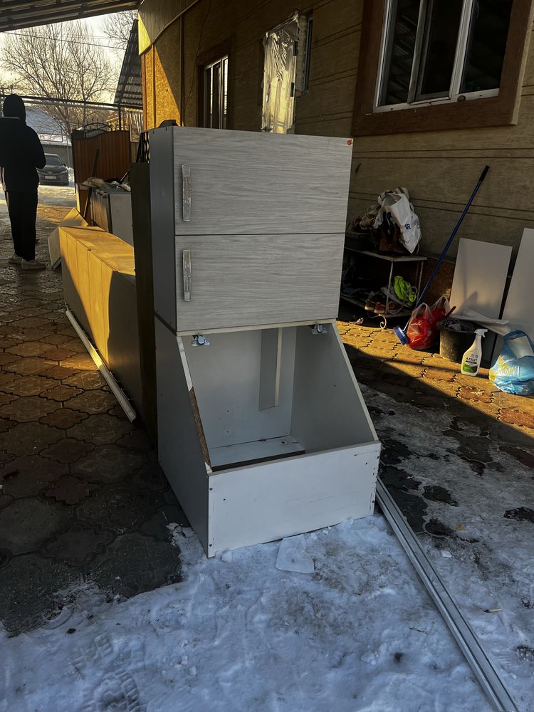 Продам мебель кухненый гарнитор, шкаф,газ, туалет,
