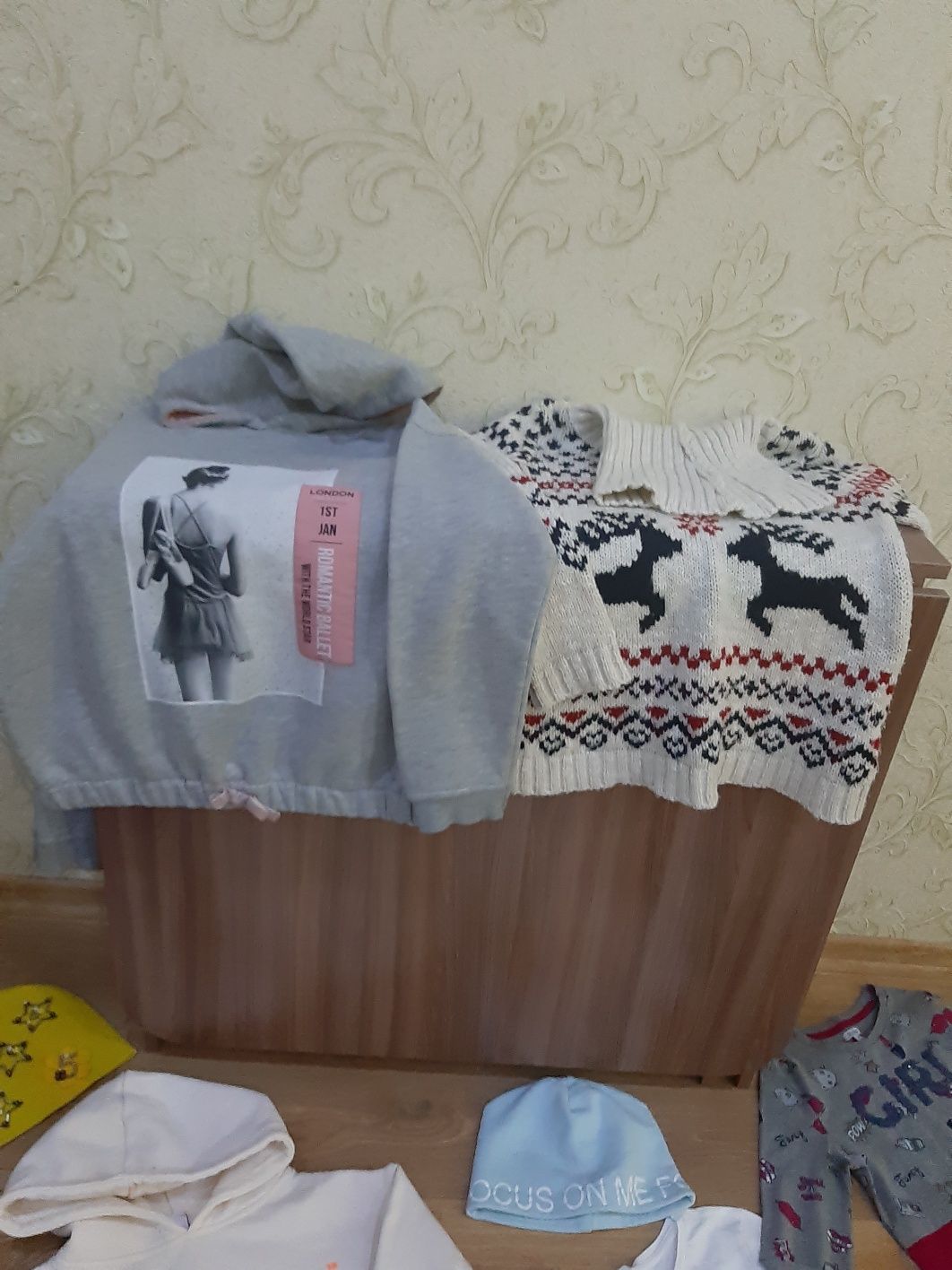 Продам вещи на девочку 7-9 лет, 2 Пакета и обувь(кожа,демисезон).. .