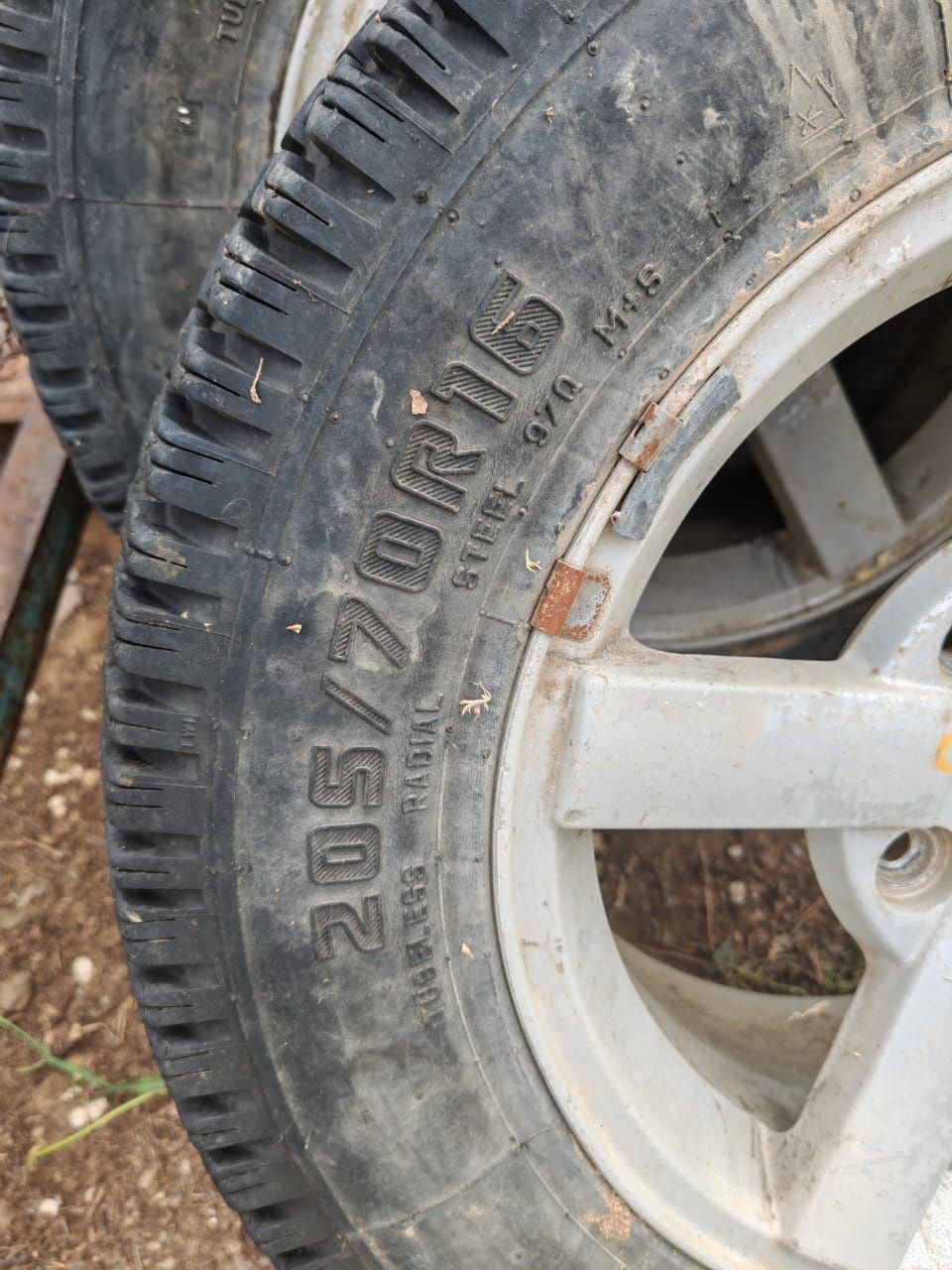 Продам покрышки с дисками на ниву 205/70R16 + 1  запаска новая на ниву