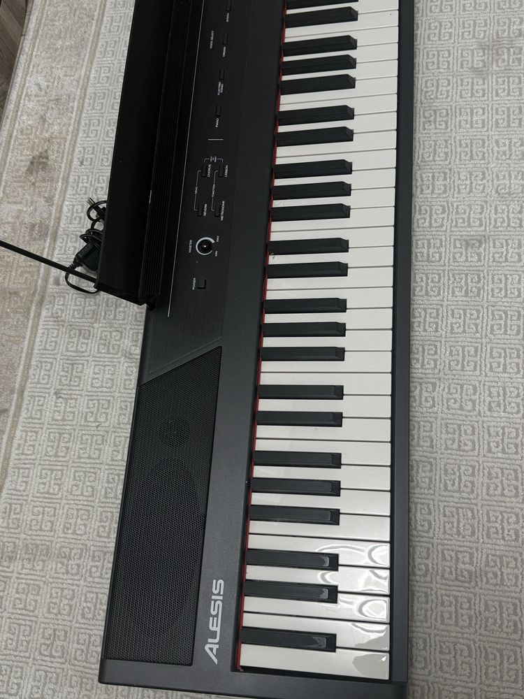 Продается цифровое пианино Alesis recital в отличном состоянии