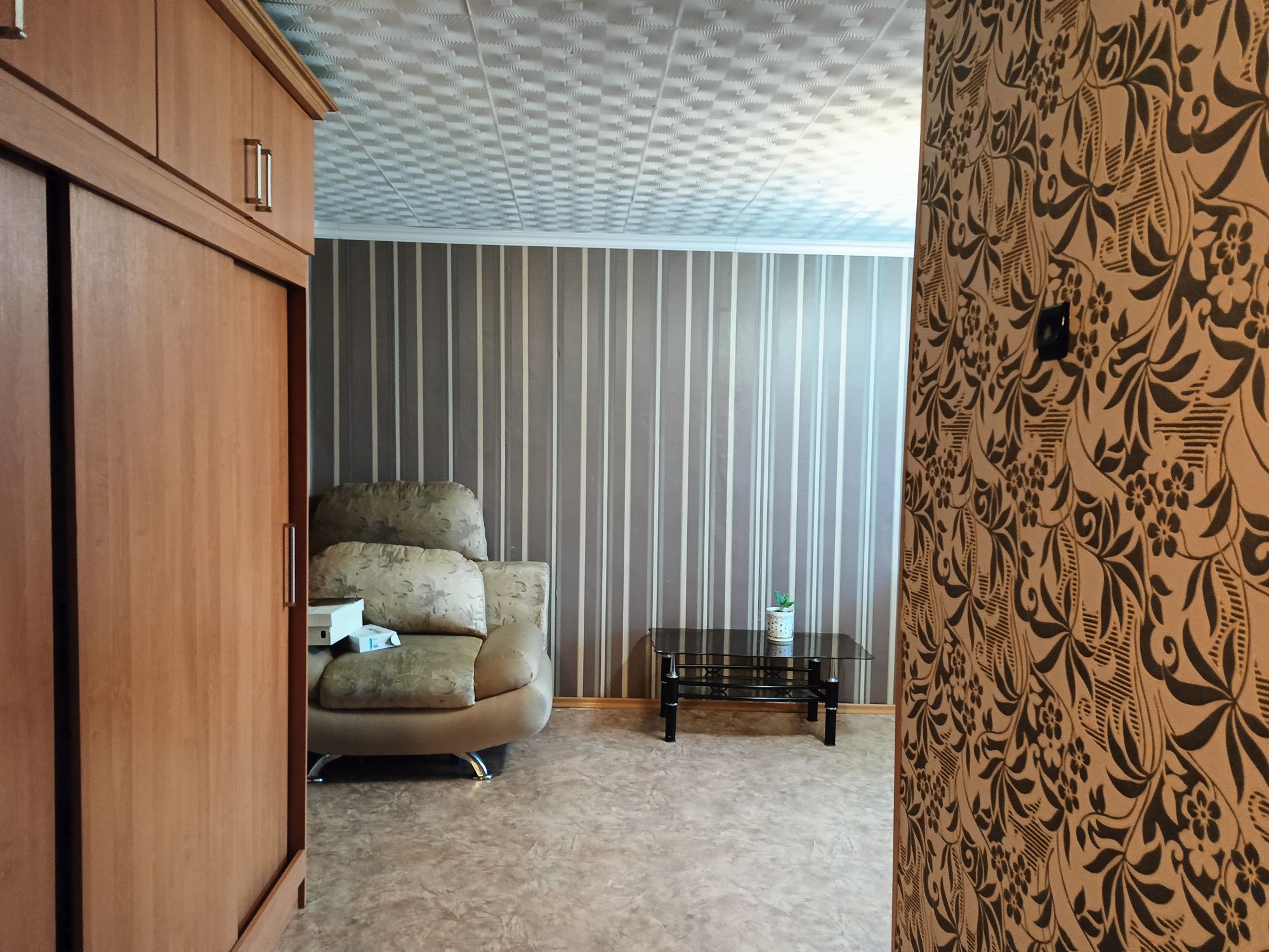 Продам 2х, 5/5, 42 кв м. балкон. пр. Абая, 15