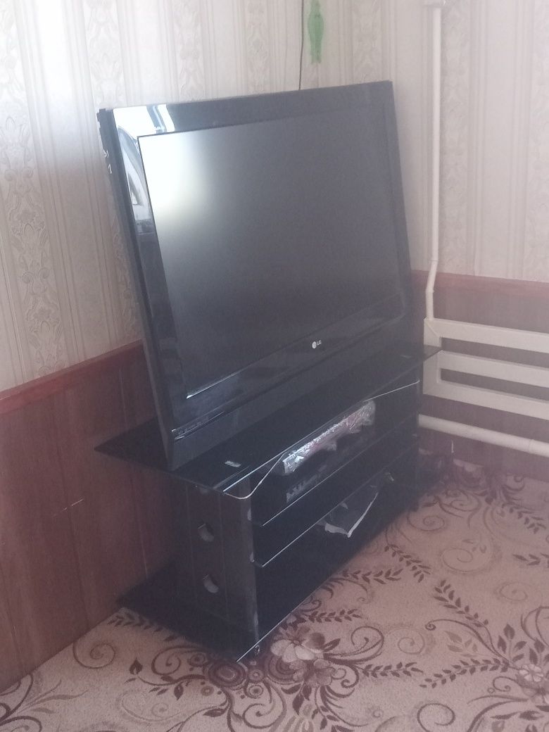 Телевизор и подставка