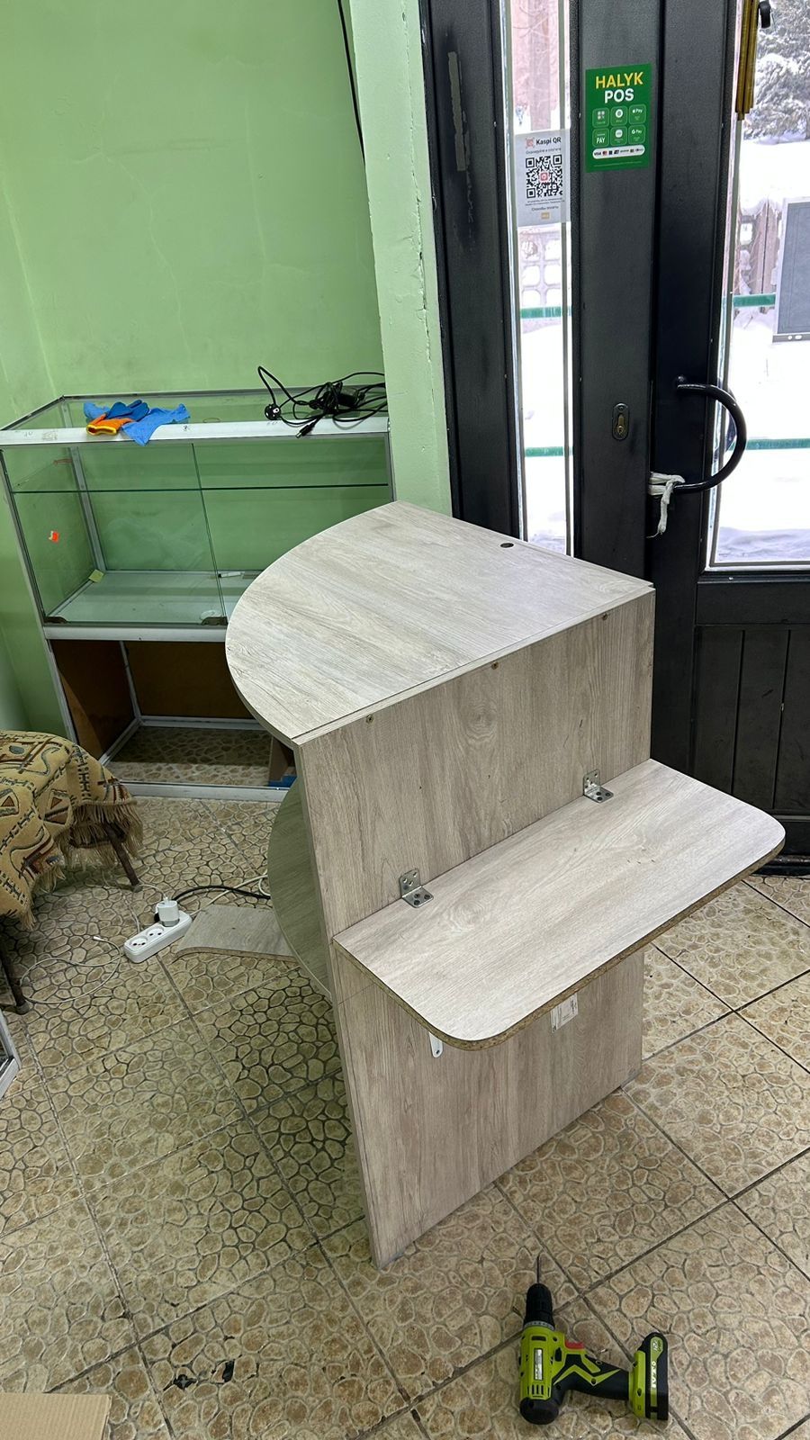Полки витрина и стол в