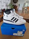 Кроссовки Adidas, белого цвета.