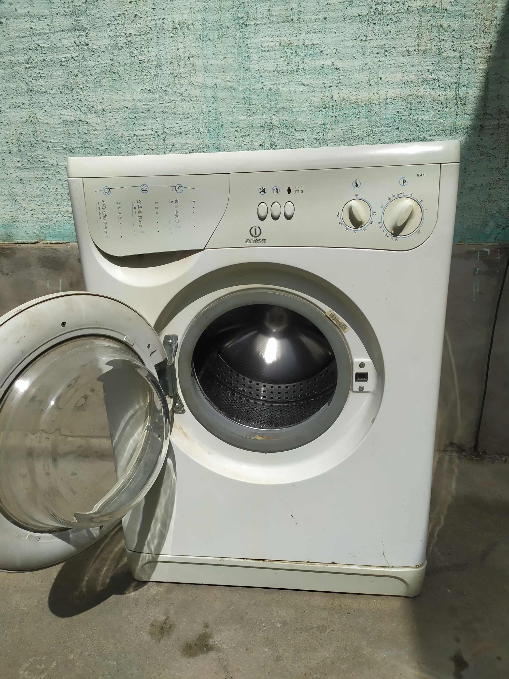 Стиральная машина Indesit продам.