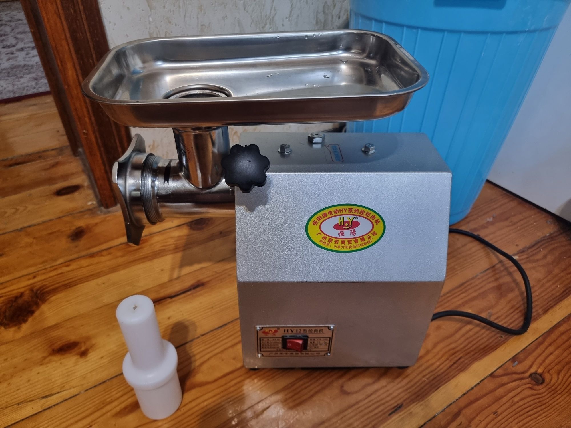Мясорубка мощная HY 12 почти новая.