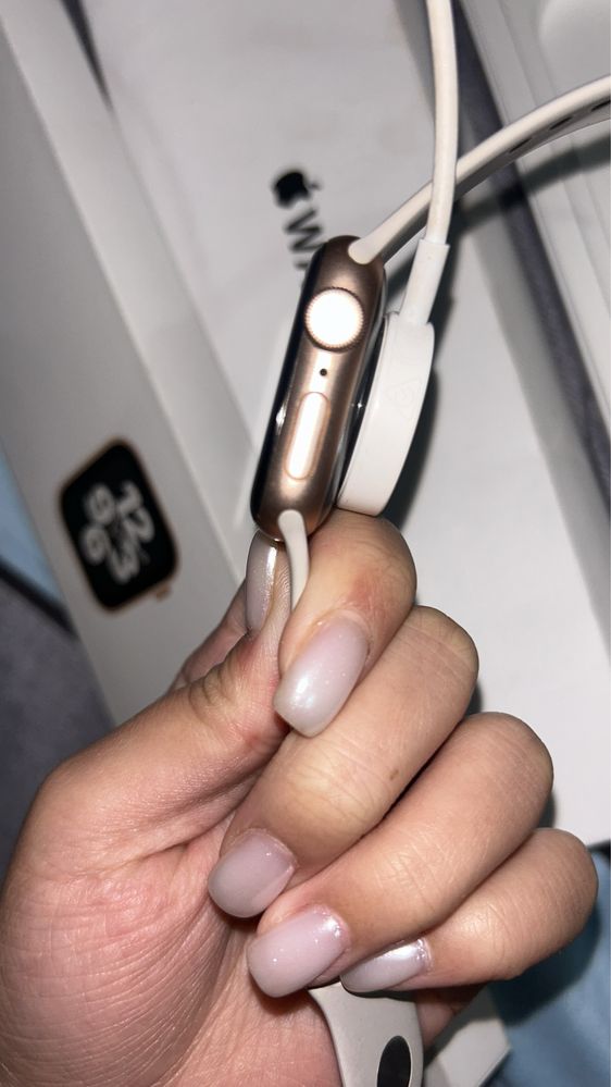 Apple Watch SE 40 mm в розово-золотистом цвете