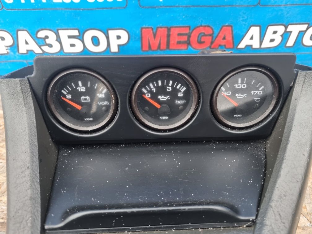 Дополнительный щиток приборов Audi 80.