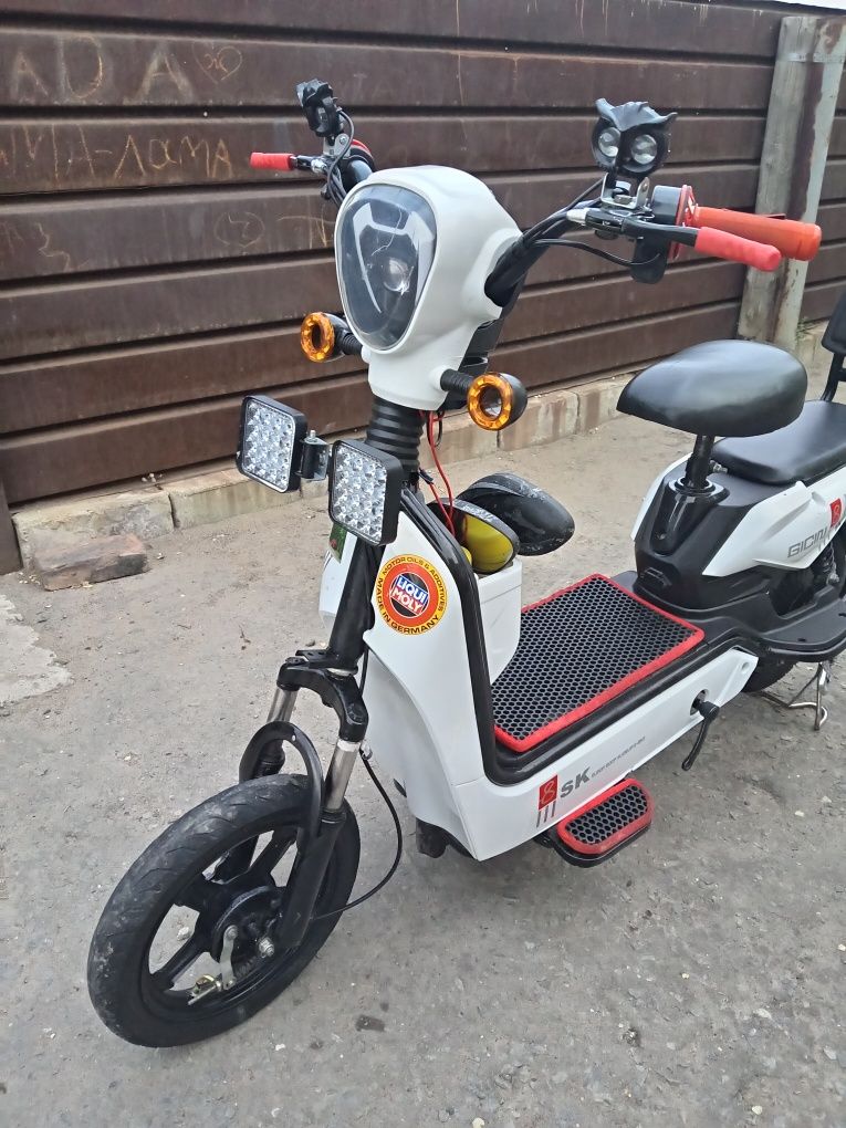 Продам электро Скутер ск8
