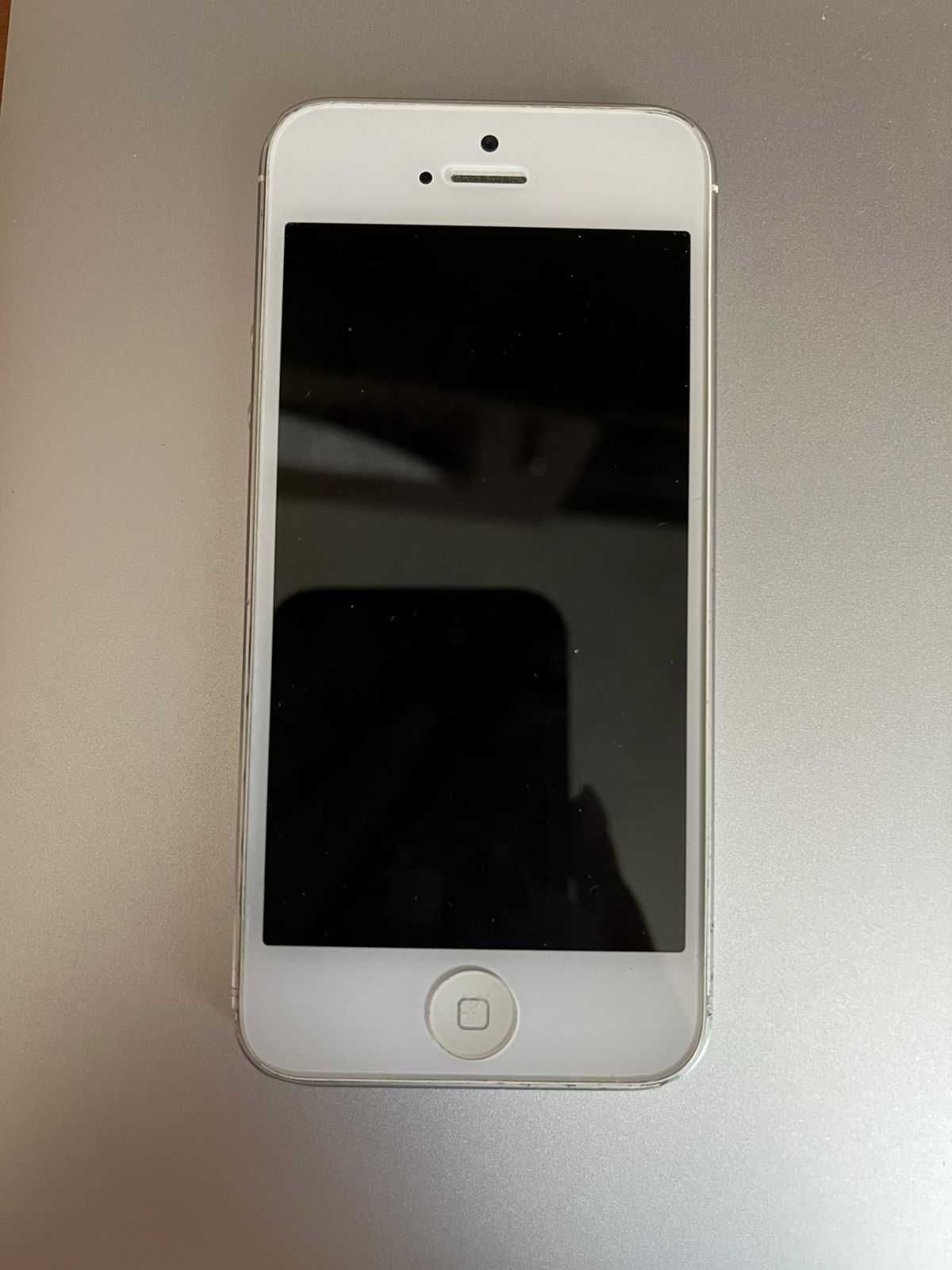 iPhone 5 | 16 ГБ | Отличное состояние + 2 чехла + зарядка