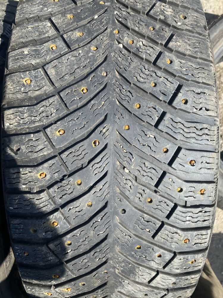 Автошины на 18 235/45 2 шт в нал