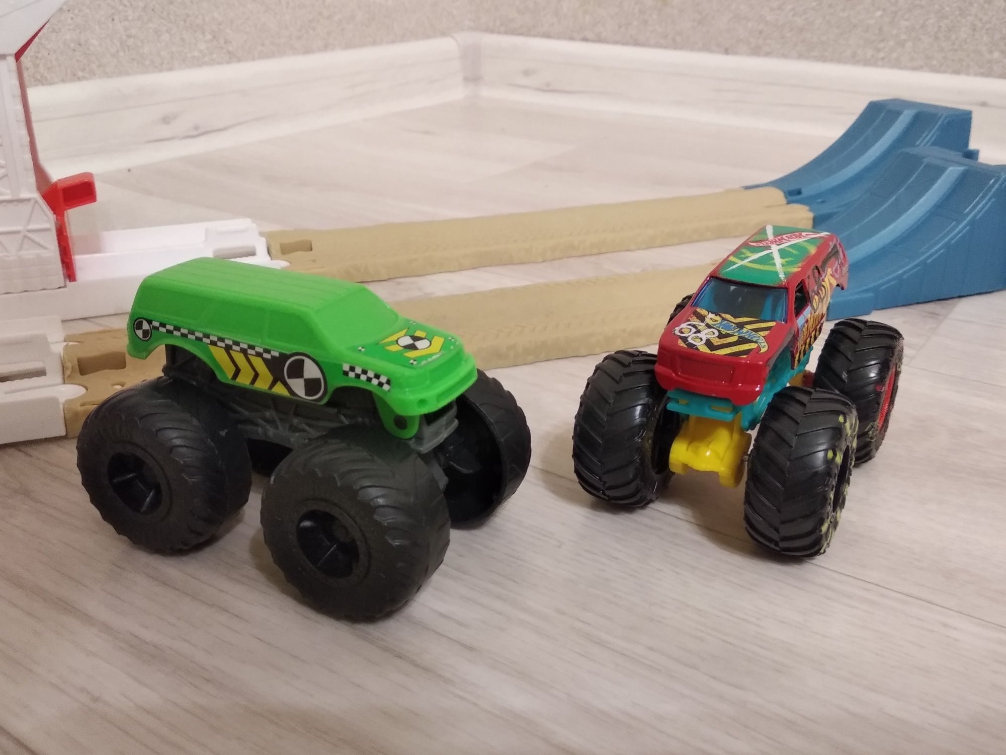 машинки Монстр траки Hot Wheels