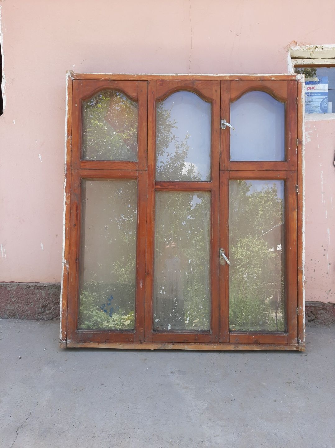 Есік терезе сатылады. Таза ағаш.