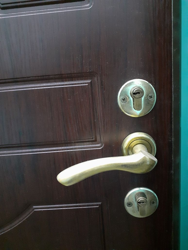 Продам входную дверь