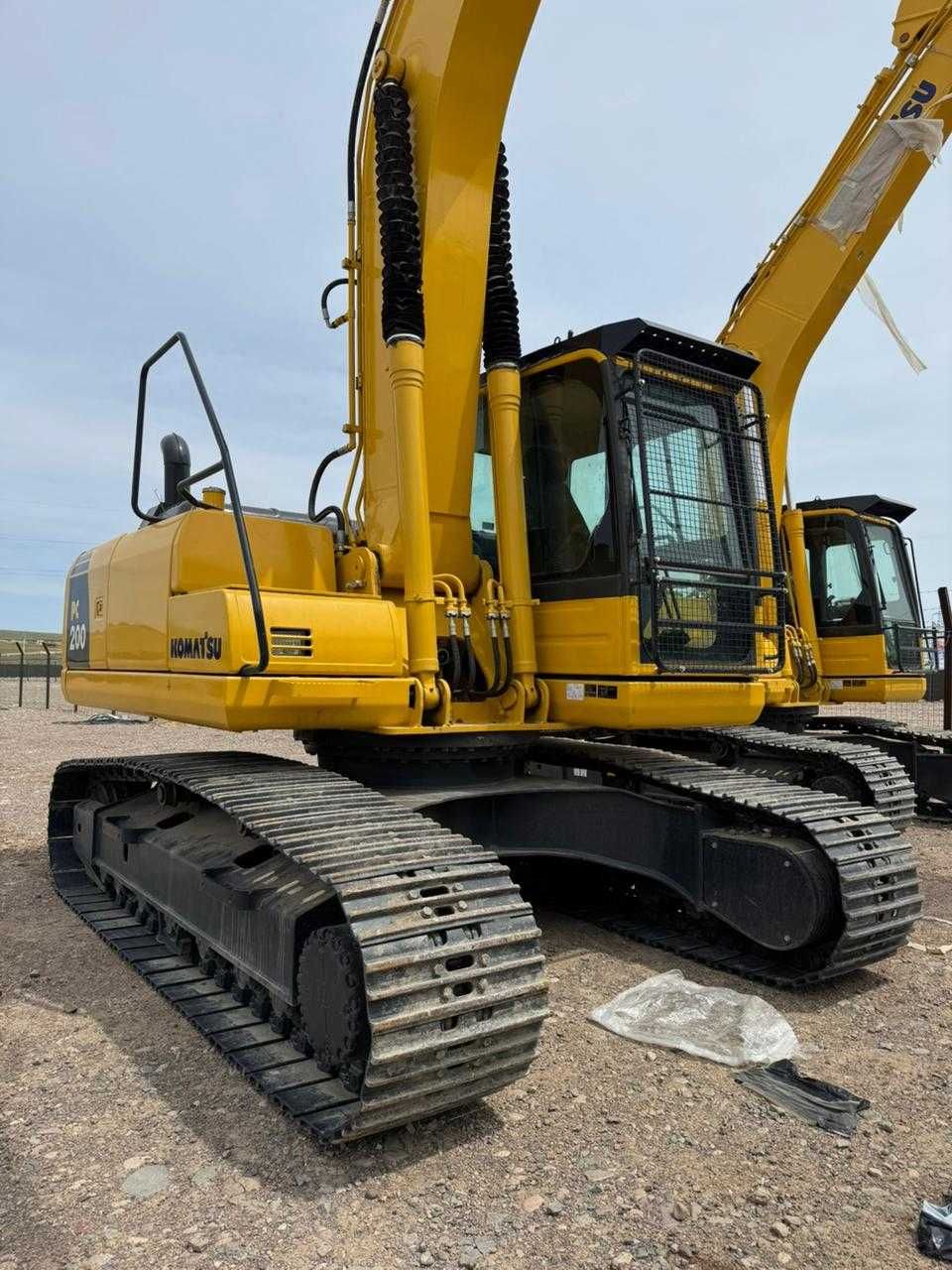 2023 б/у экскаватор Komatsu PC200-8M0