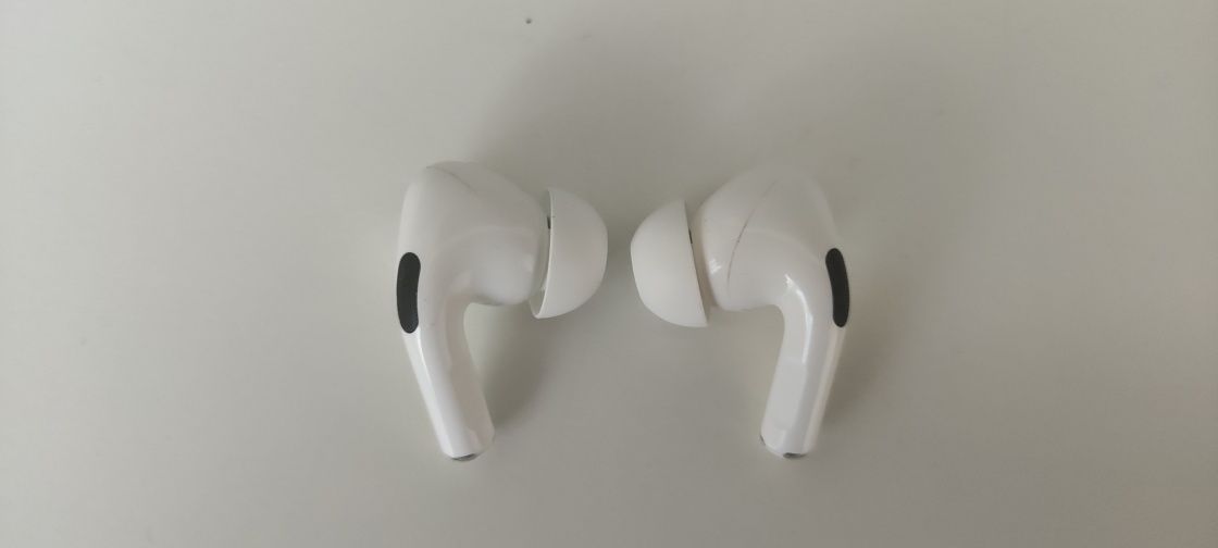 Продам наушники левый ухо и правый ухо от airpods pro оригинал