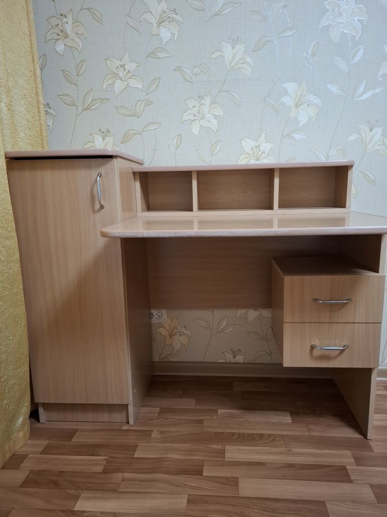 Стол письменный, б/у
