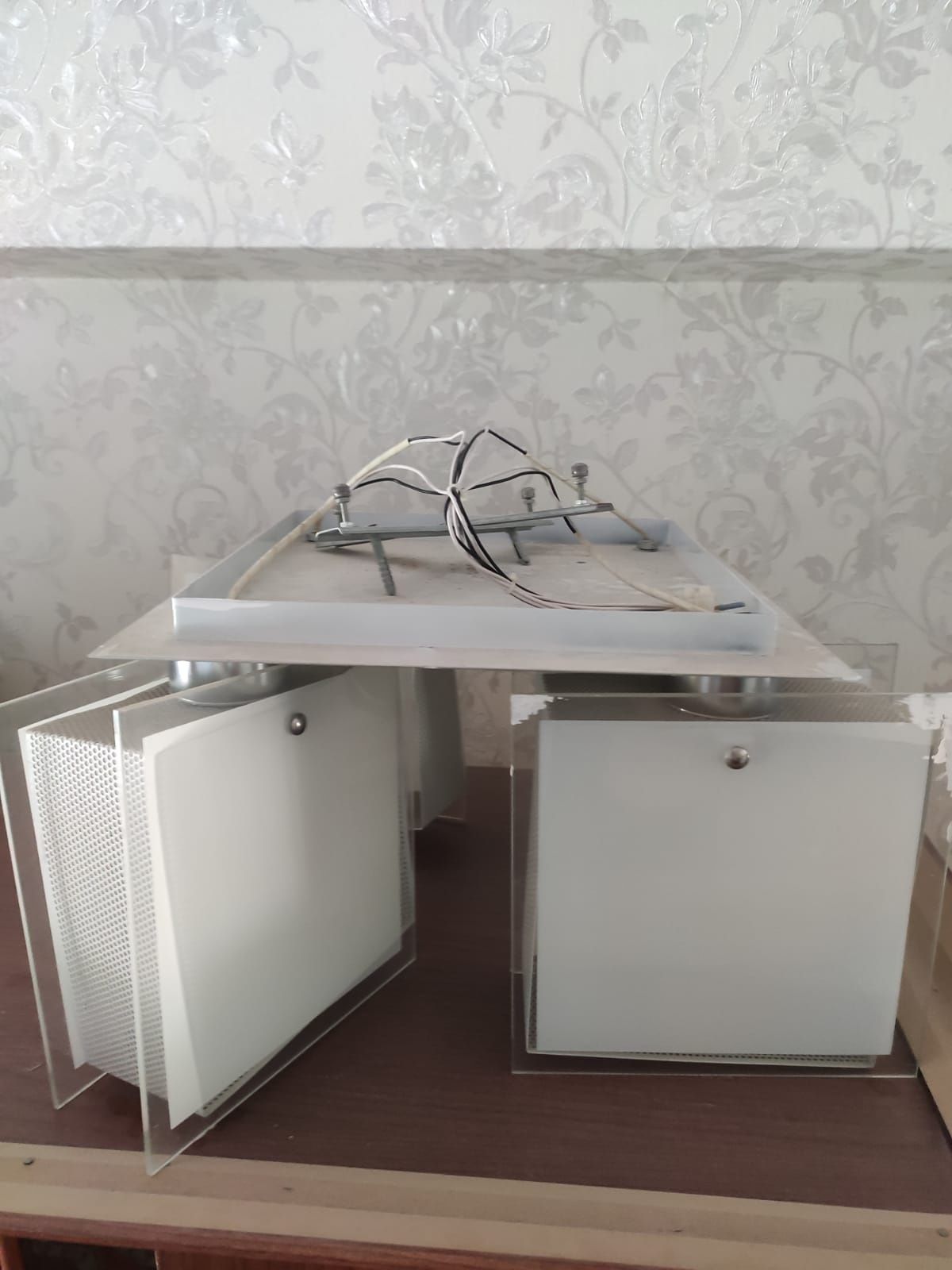 Продам люстры в белом и чёрном цвете.