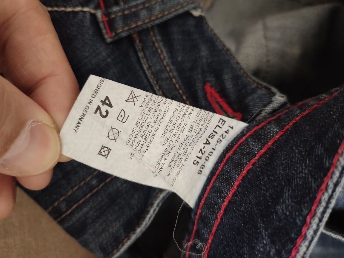 Продам офисный костюм и джинсы