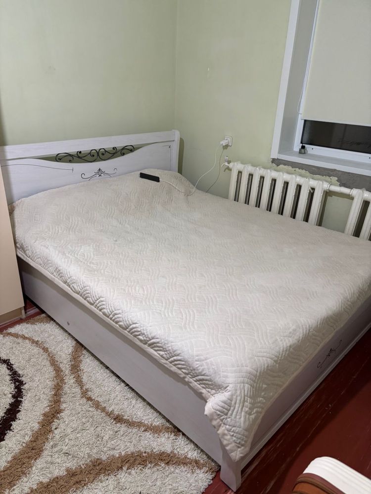 Продам кровать с матрасом и тумбой