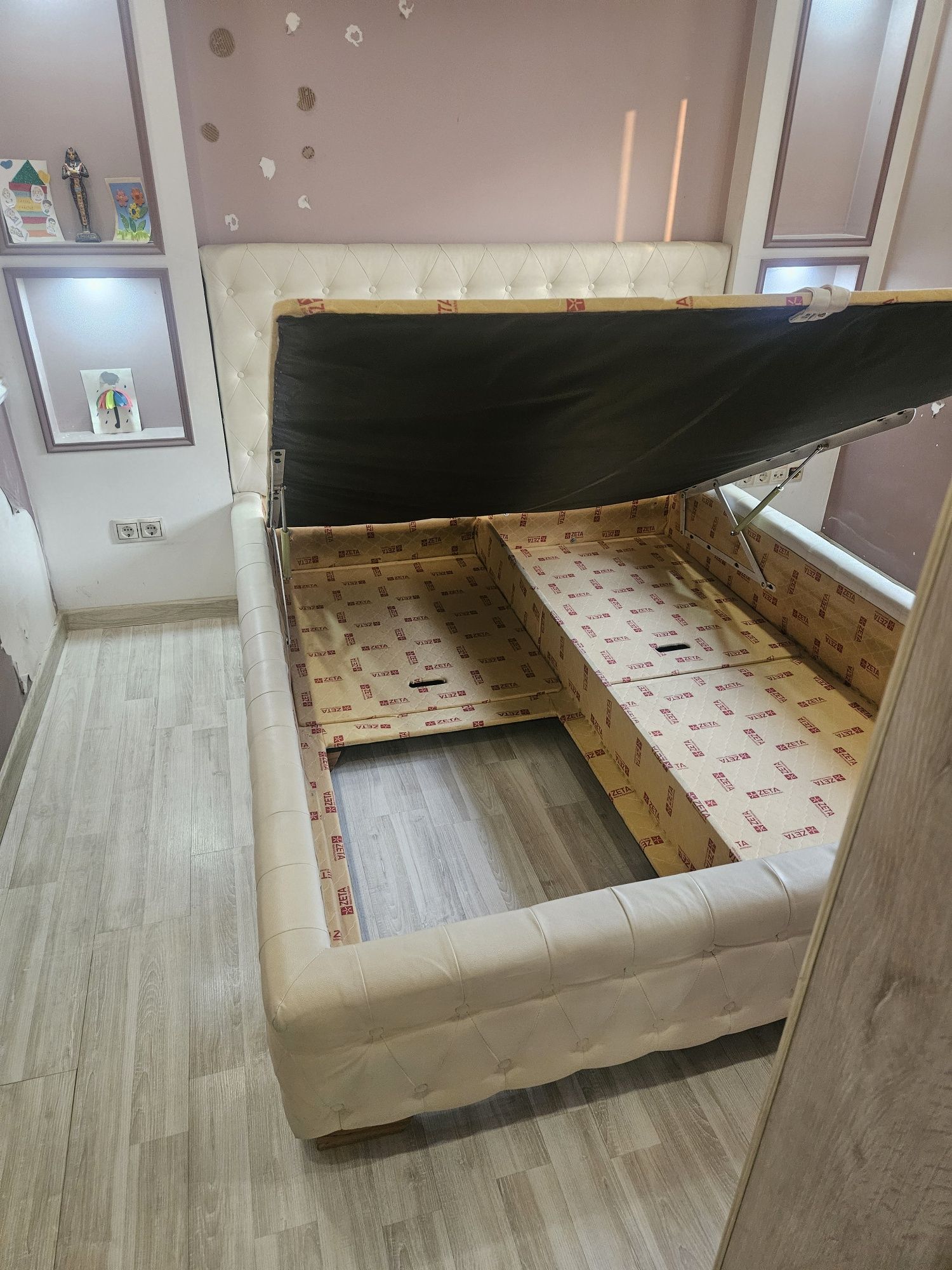 Двуспальная кровать