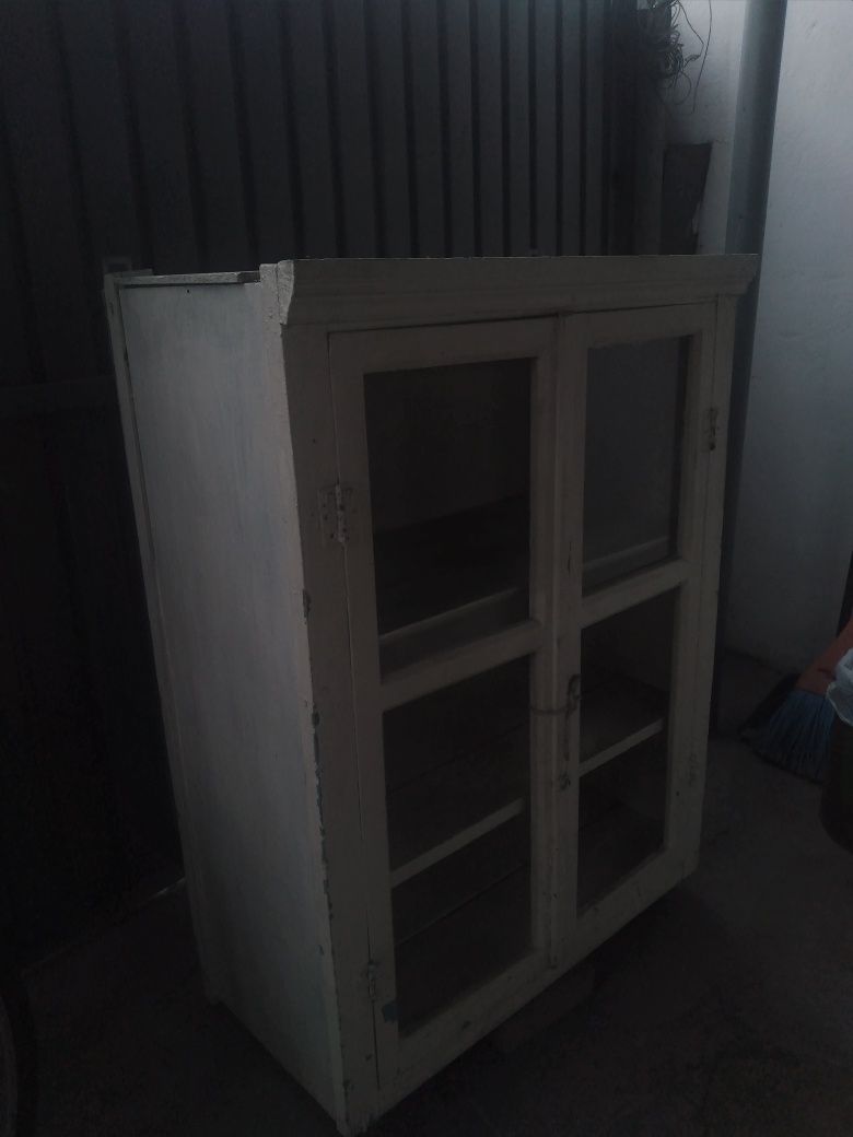 Продам советский шкаф сервант